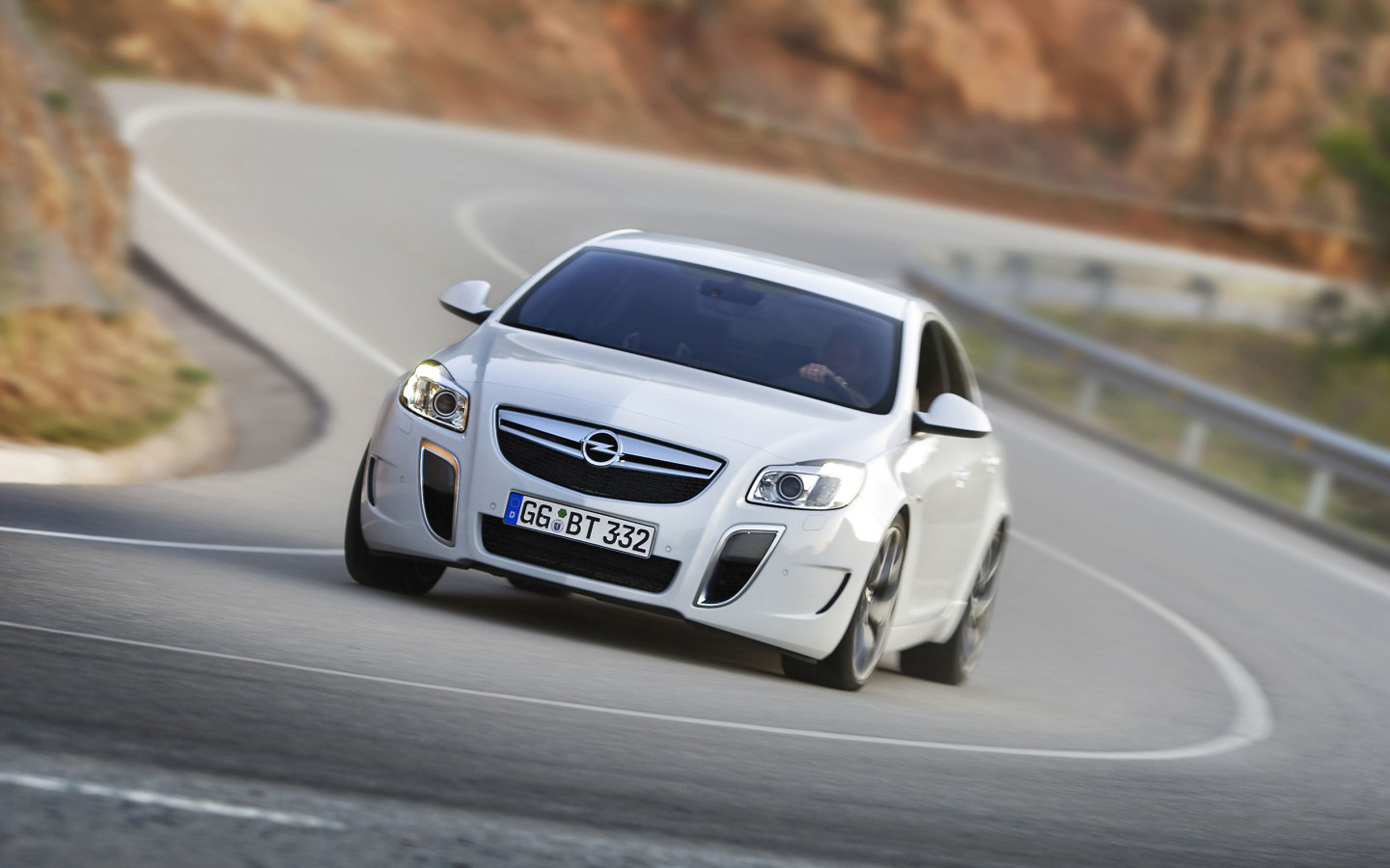 белый Opel Insignia