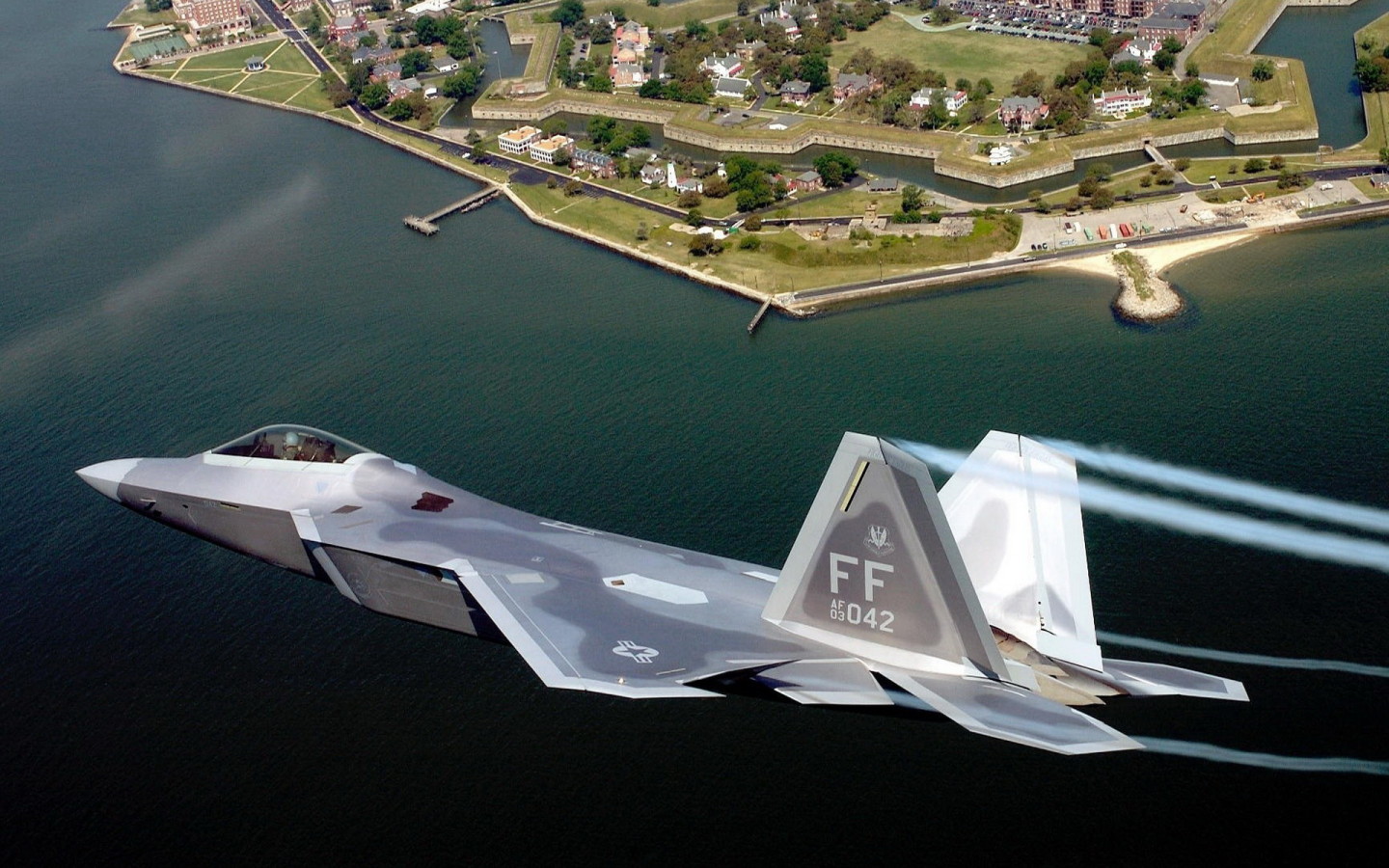 Истребитель в небе