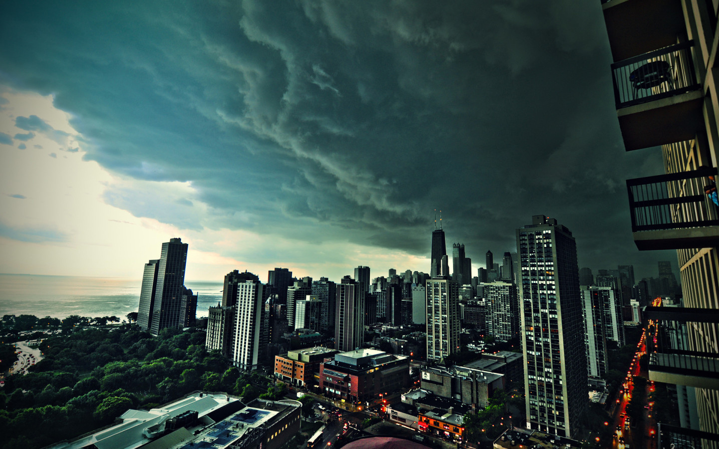 Страшные тучи над городом