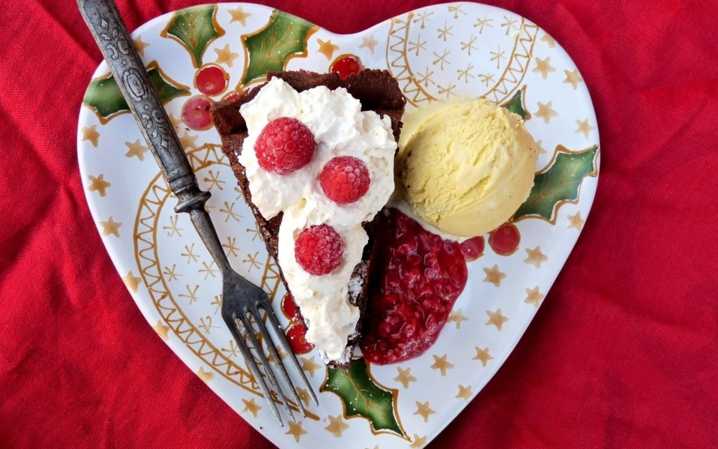 Мороженое с малиной