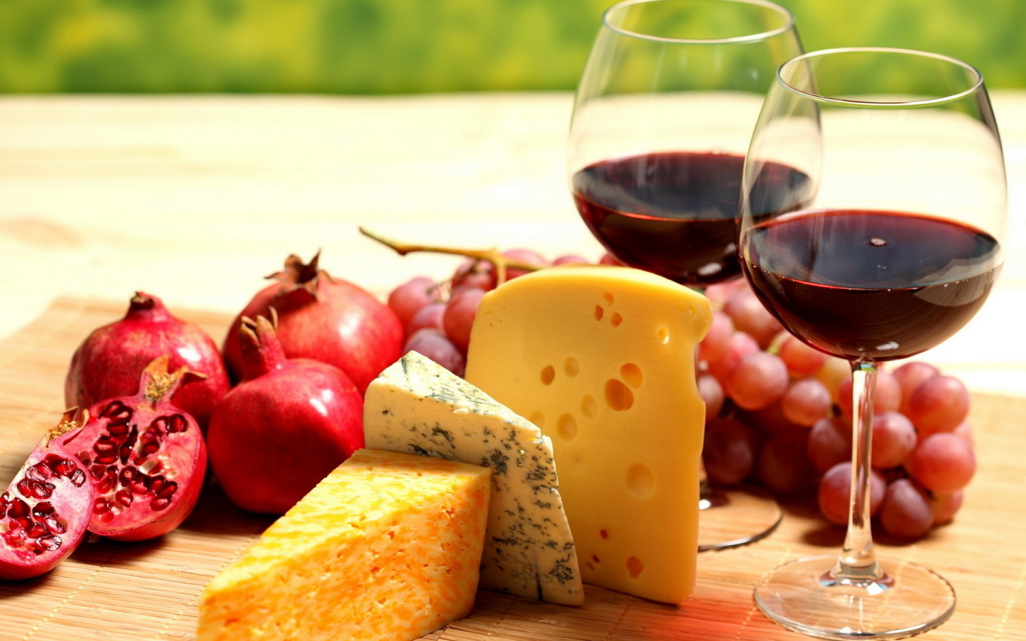 Ягоды, сыр, вино