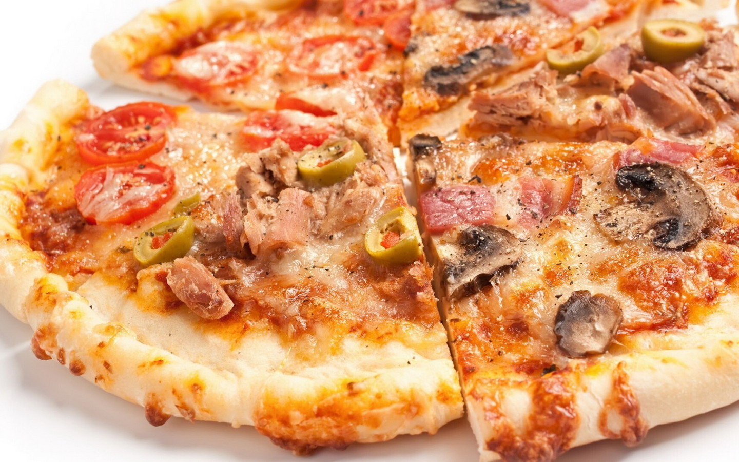 Нарезанная пицца