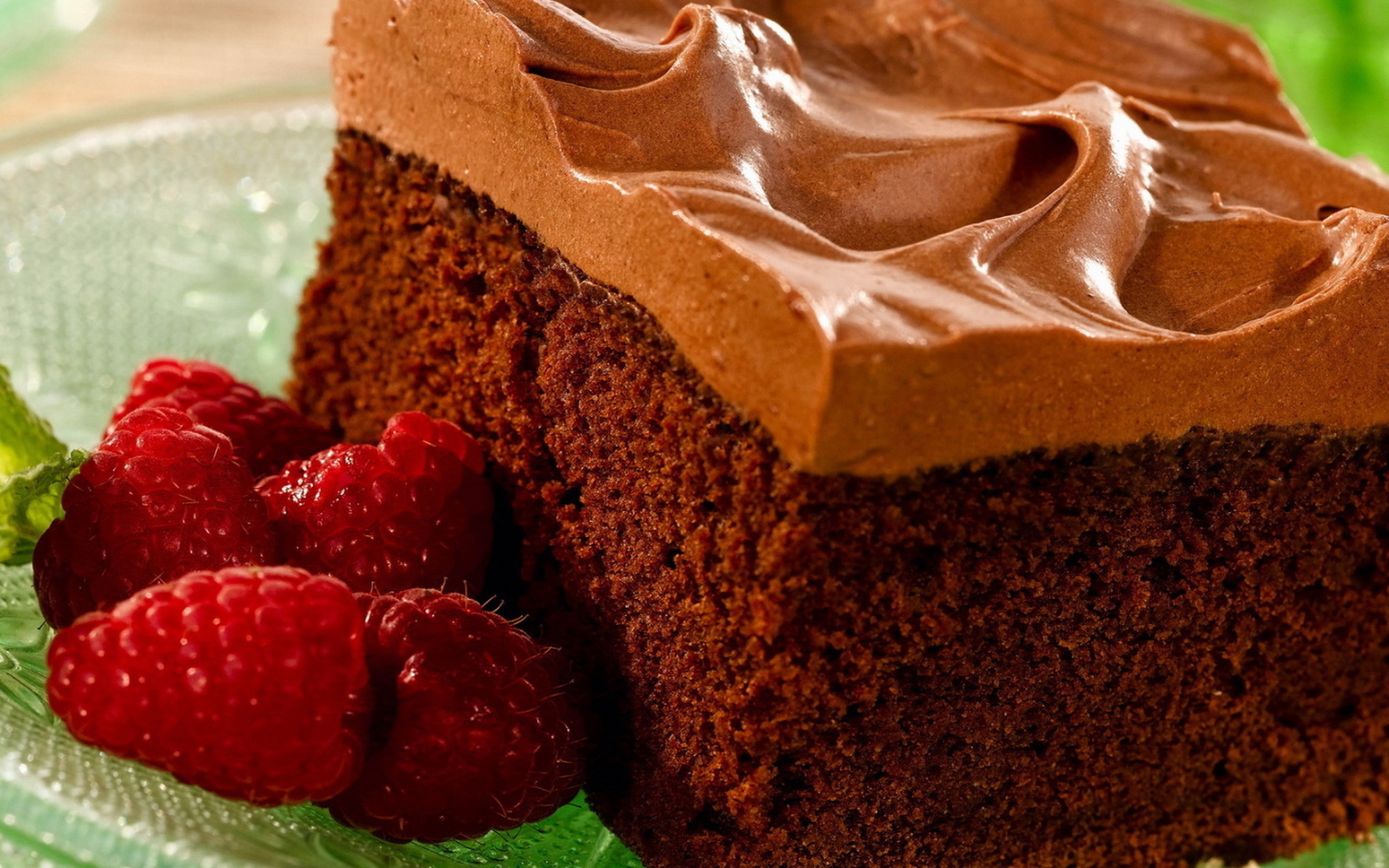 Бисквитный торт с малиной