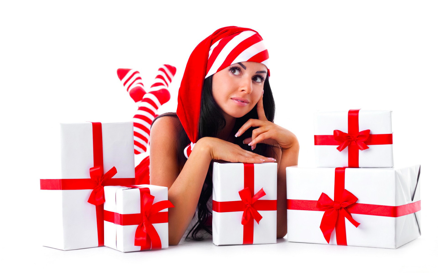 Девушка среди подарков