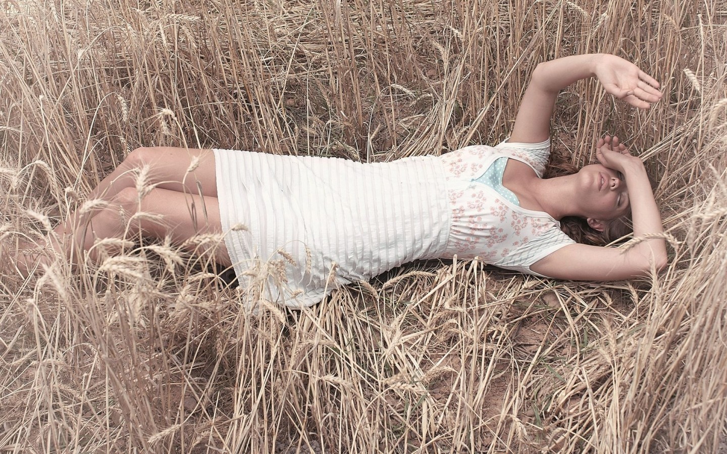 Девушка в поле