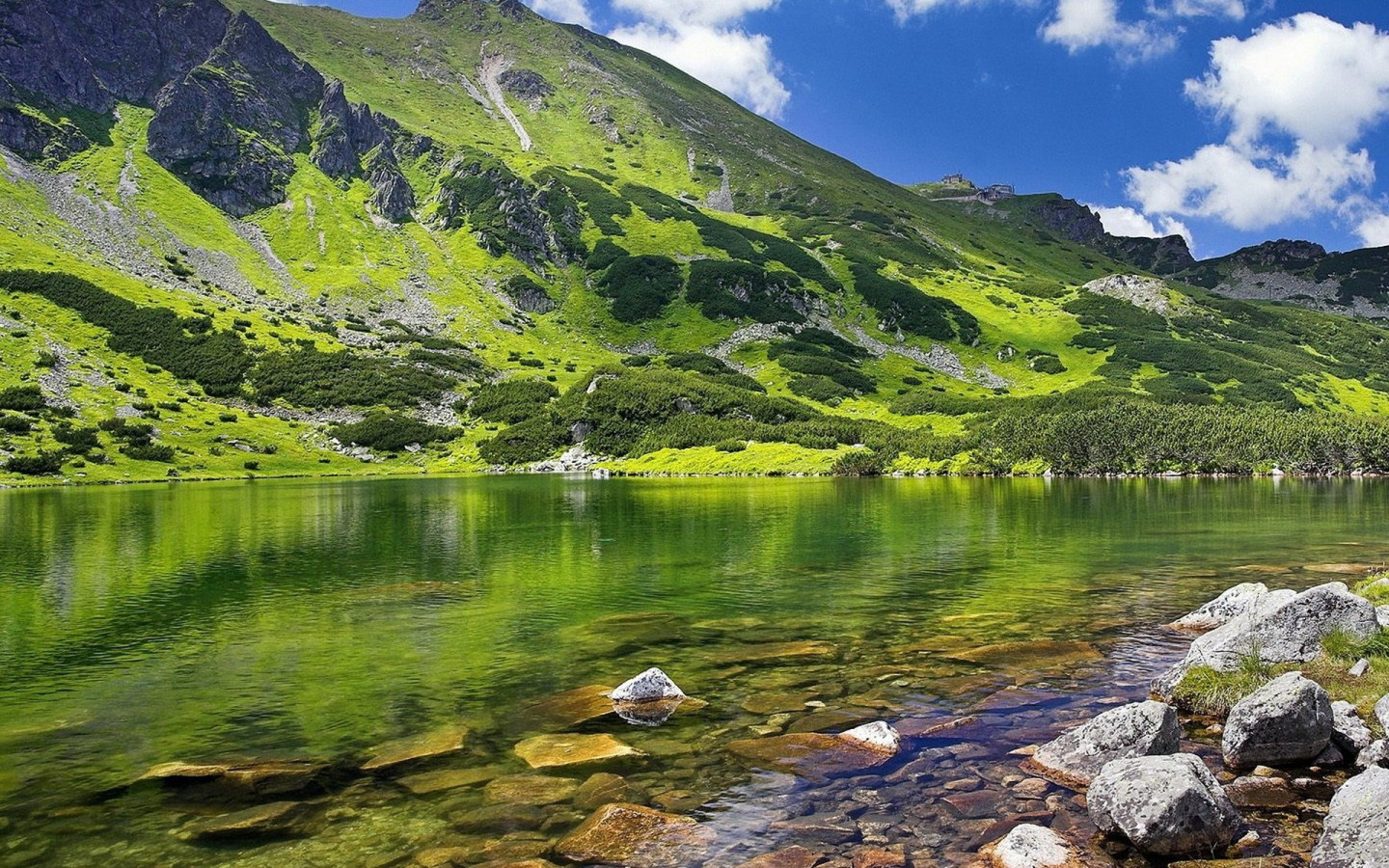 Озеро у подножия