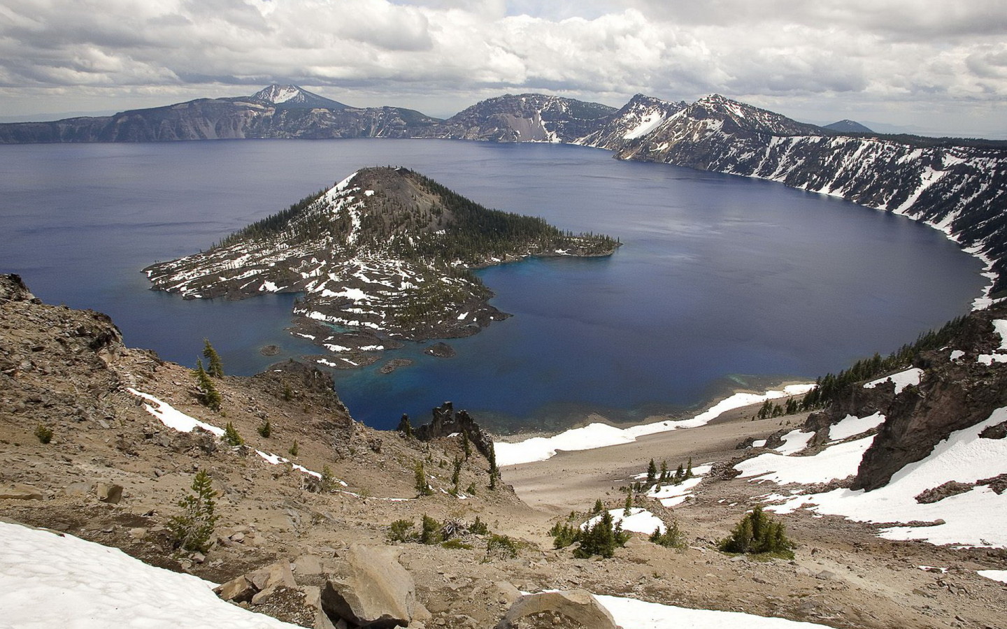 Озеро среди гор