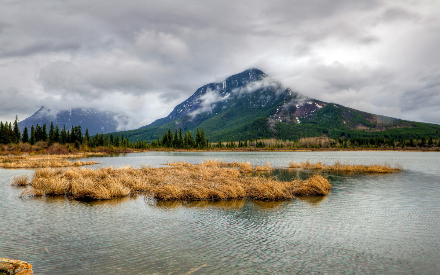 Горные вершины в облаках