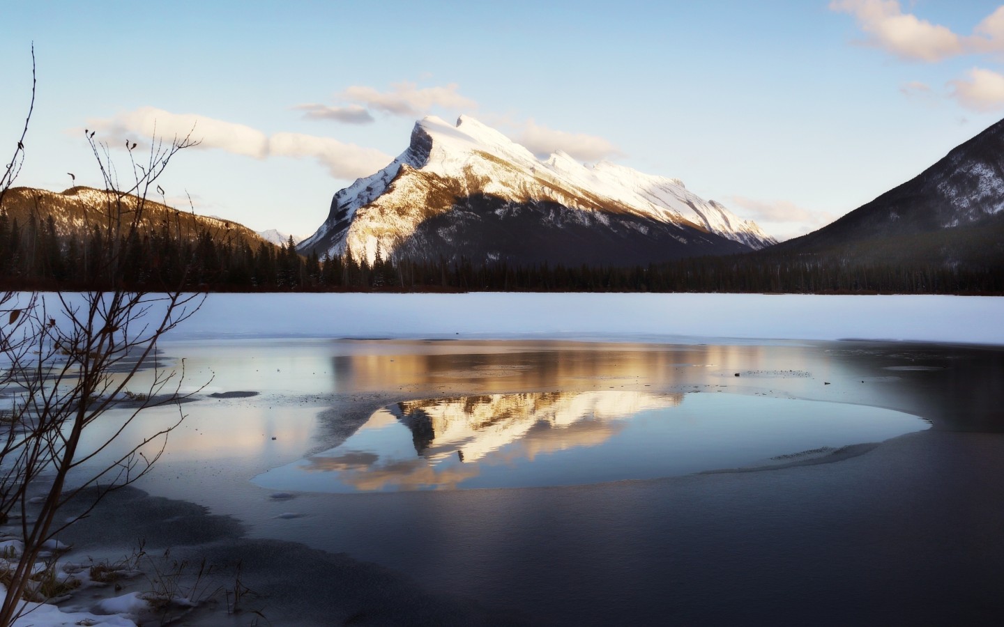 Горы и озеро