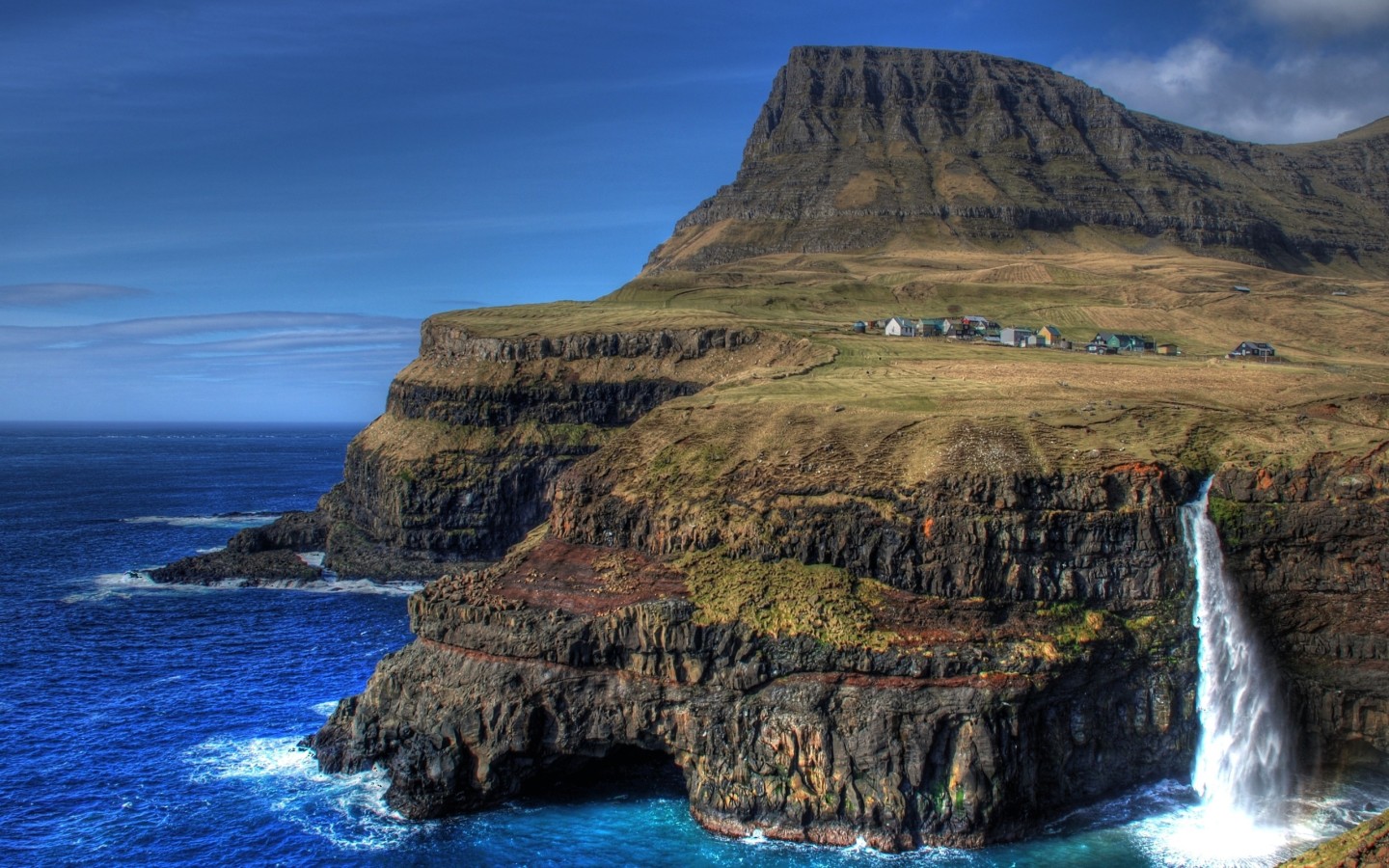 Деревня на вершине скалы