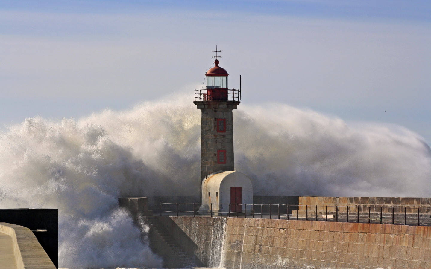 Маяк и волны
