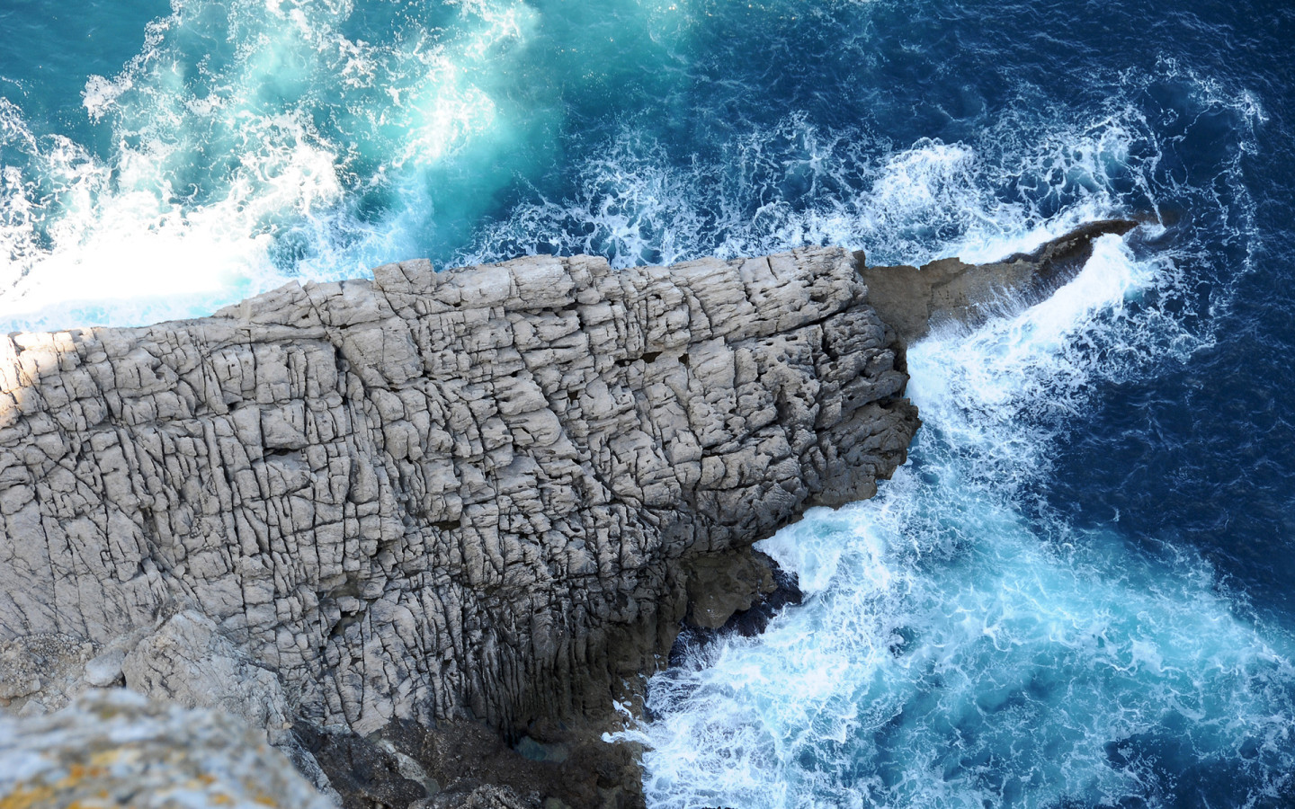 Скалы и волны