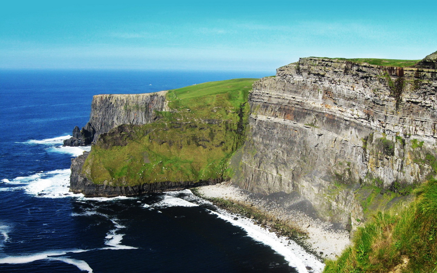 Скалы на берегу