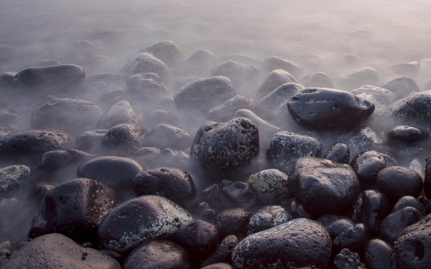 Камни в дымке