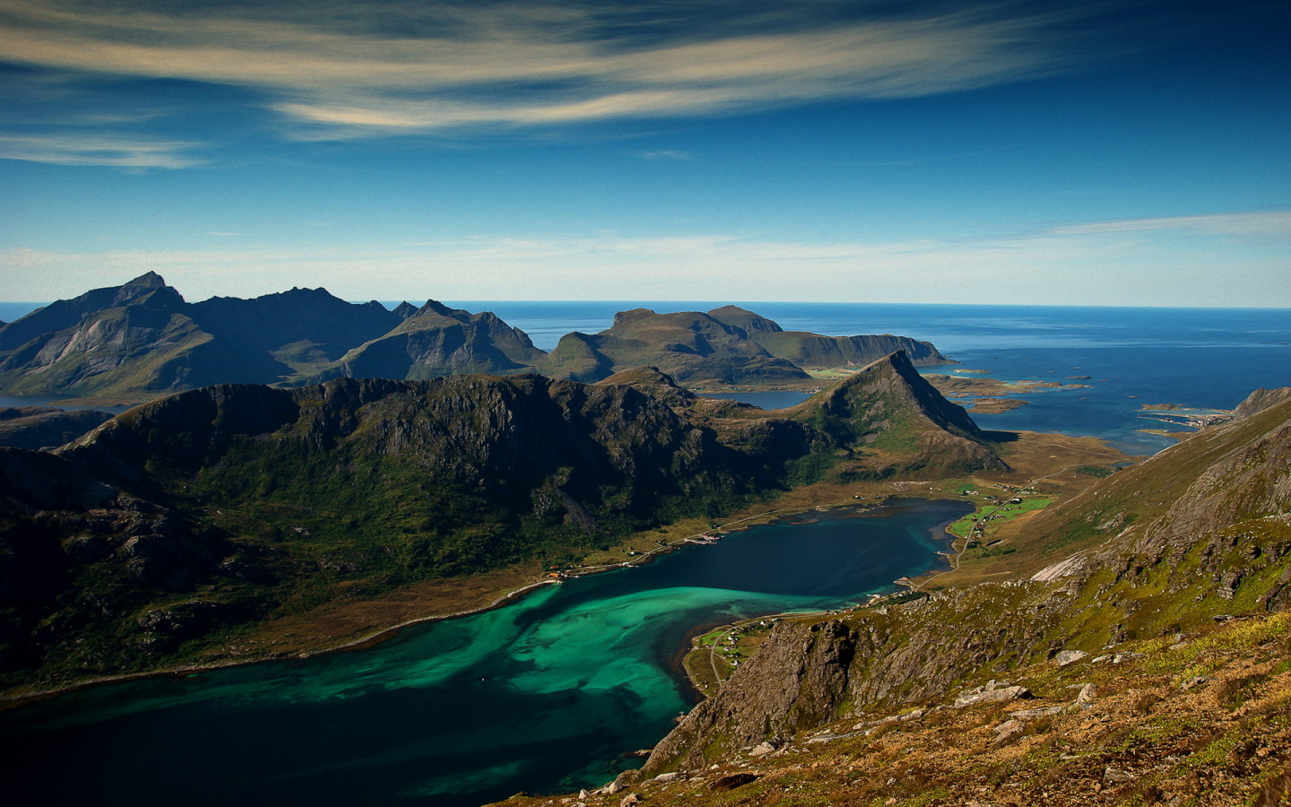 Горы на берегу