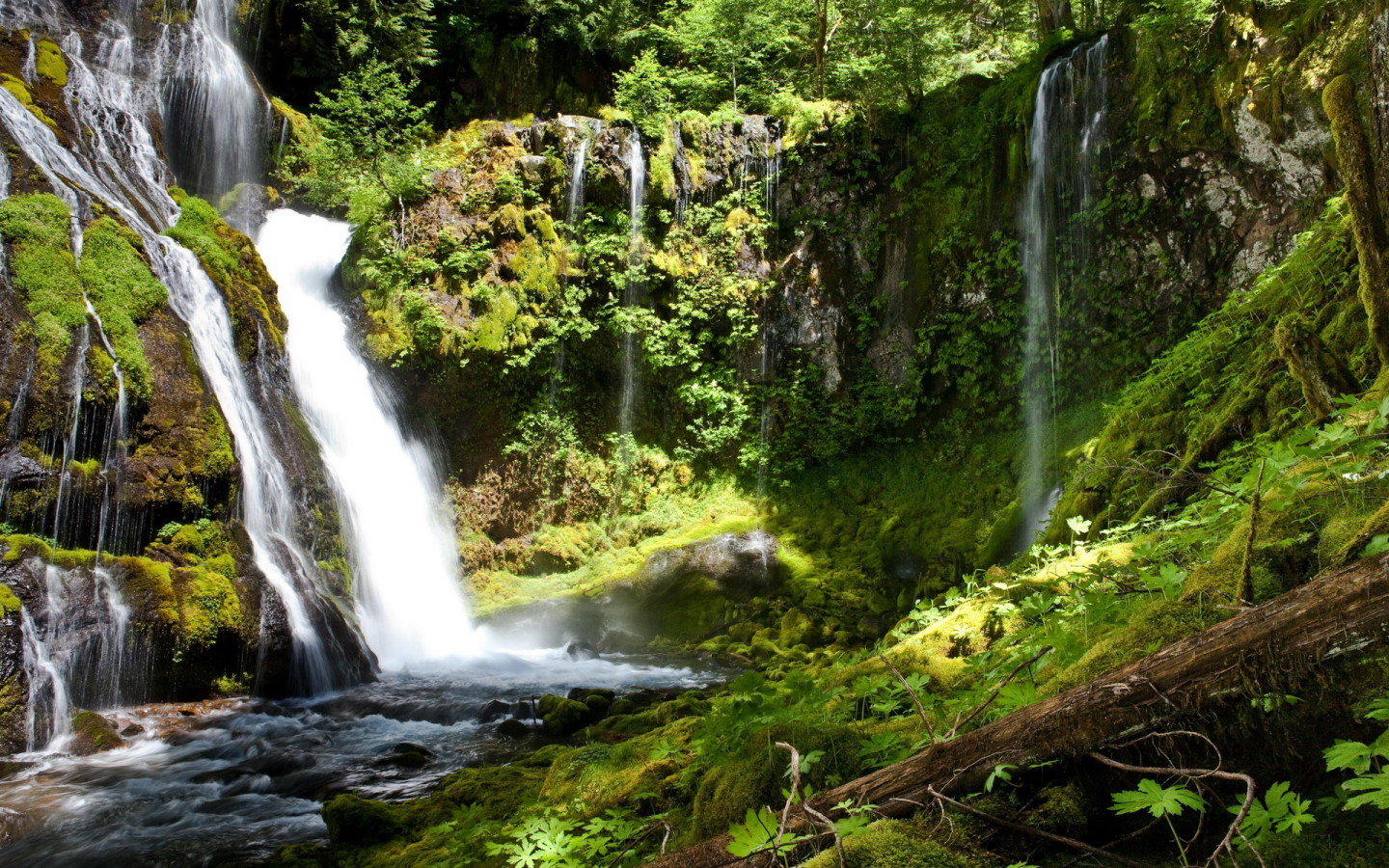 Водопад среди камней