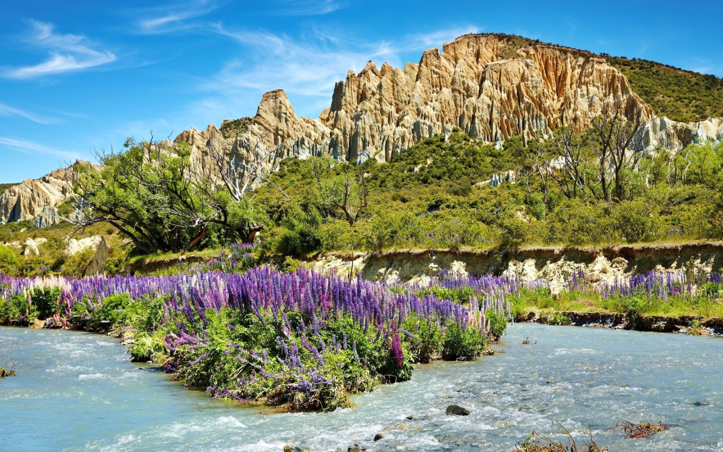 Скалы и речка