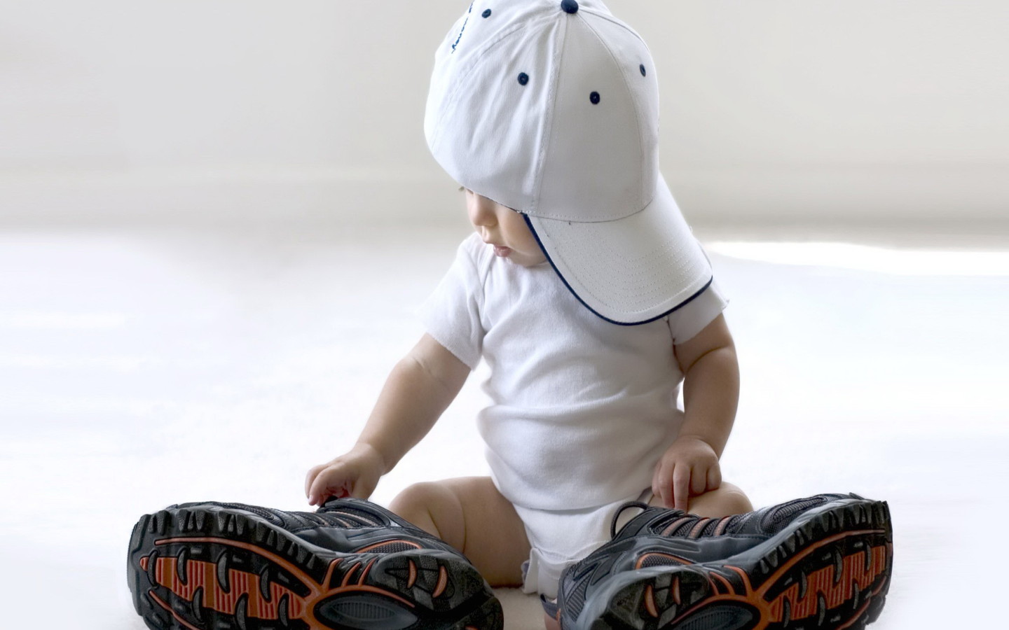 Малыш в большой одежде