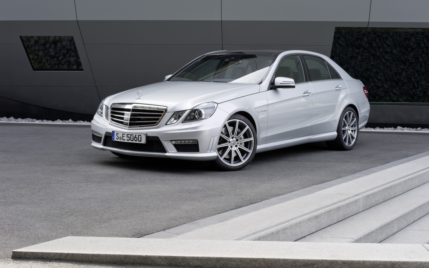 Белый Mercedes Benz E 63