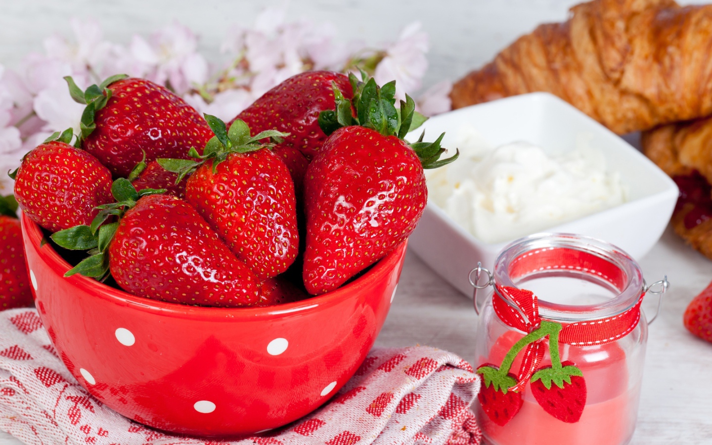Клубника со сметаной