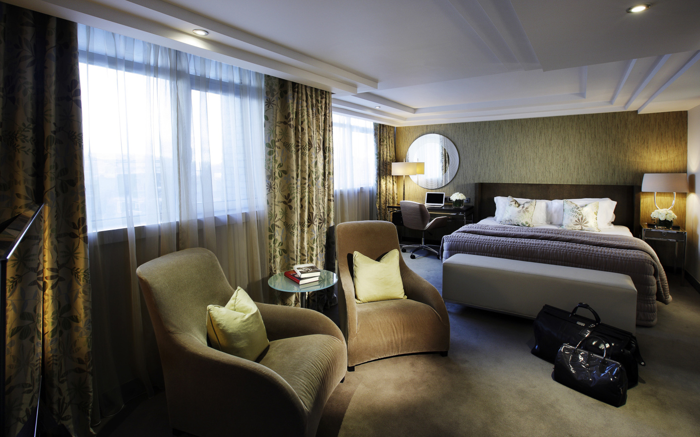 Бежевый интерьер спальни