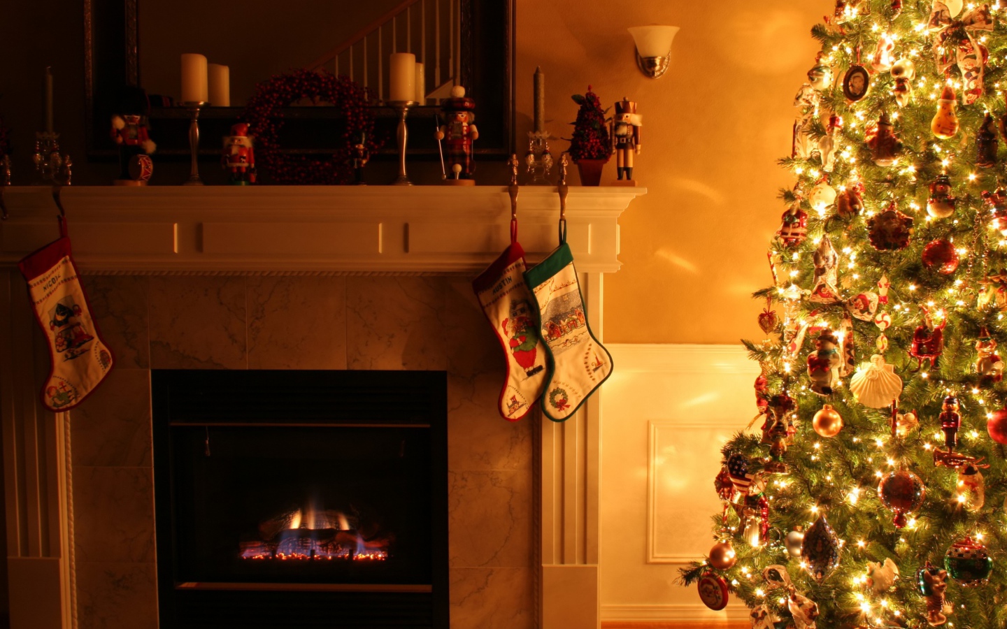 Светящиеся огни на елке