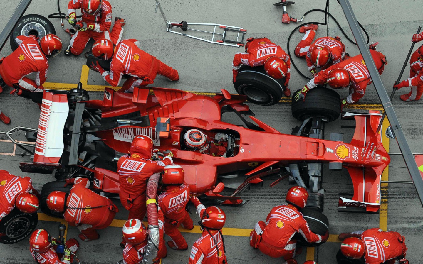 Формула один смена колес и заправка