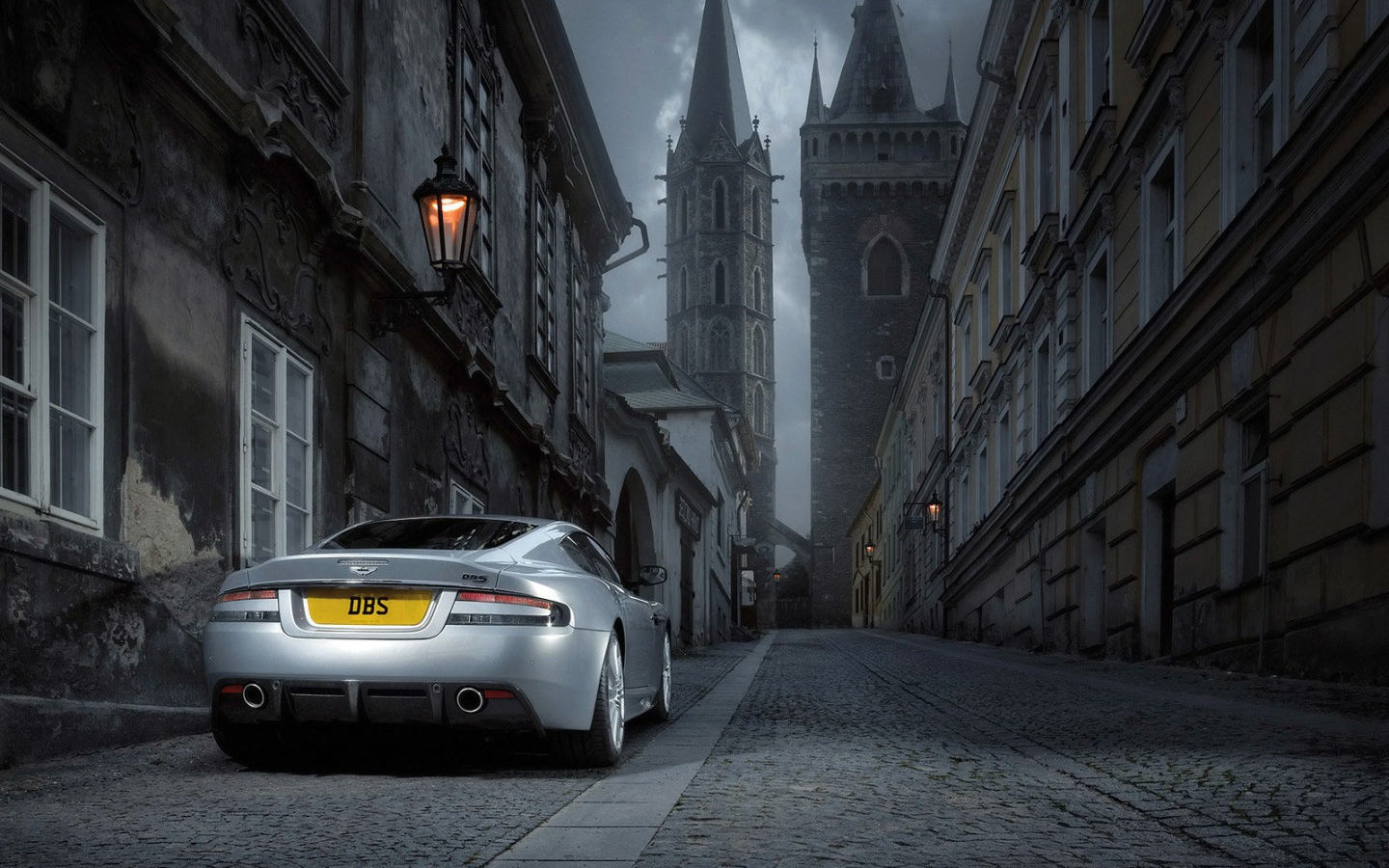 Современный автомобиль на старой улице