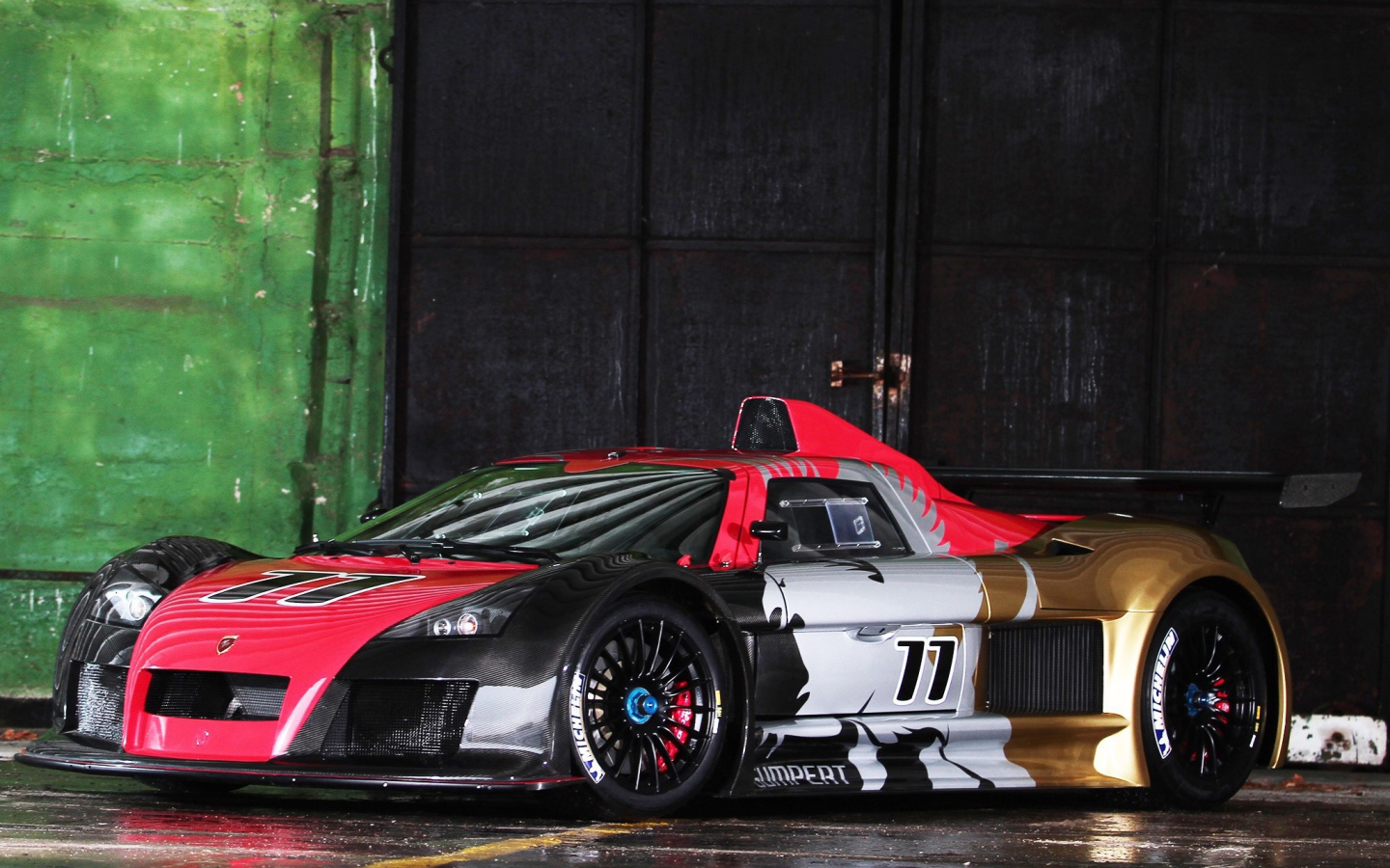 Автомобиль у гаража