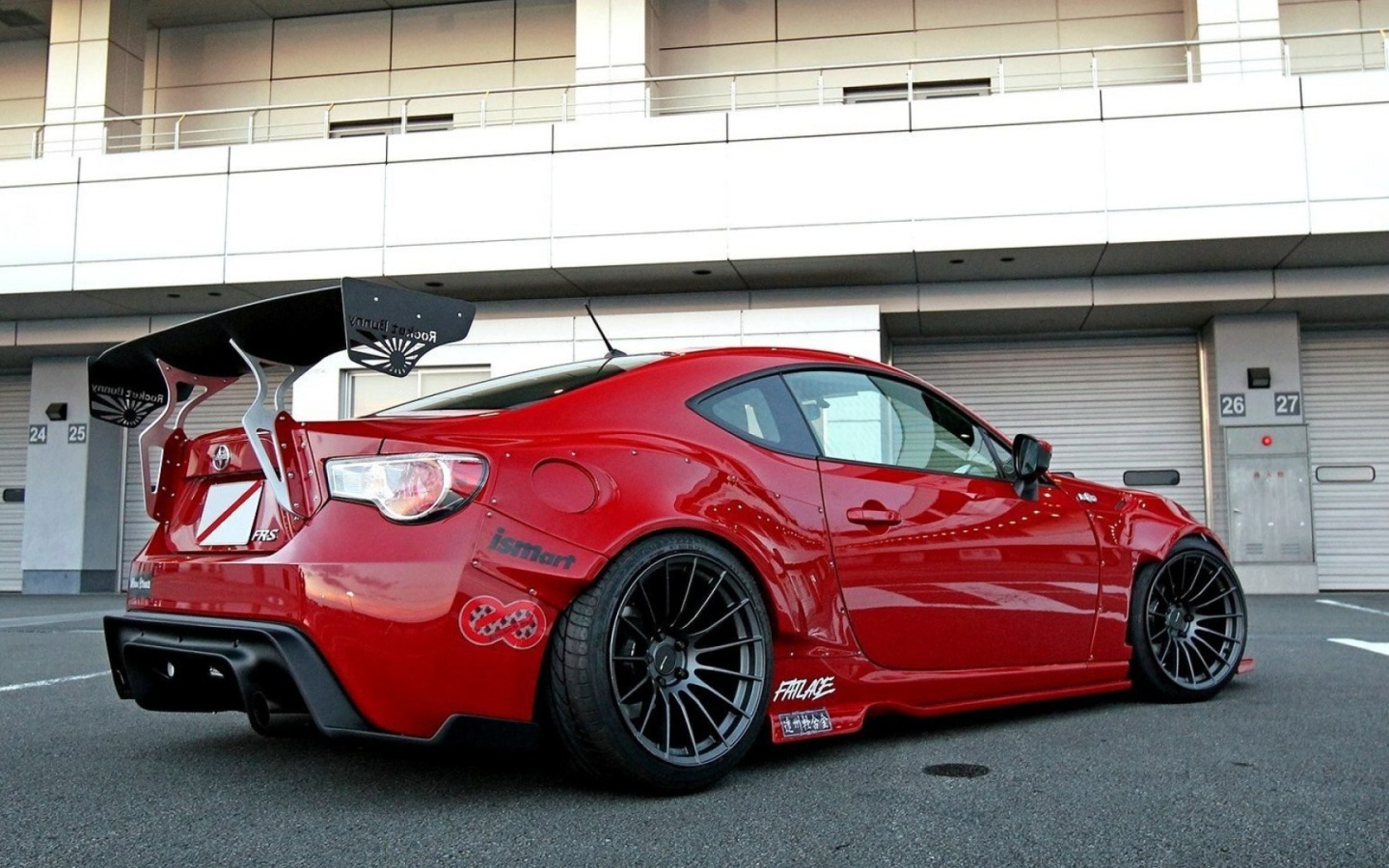 Красный гоночный автомобиль