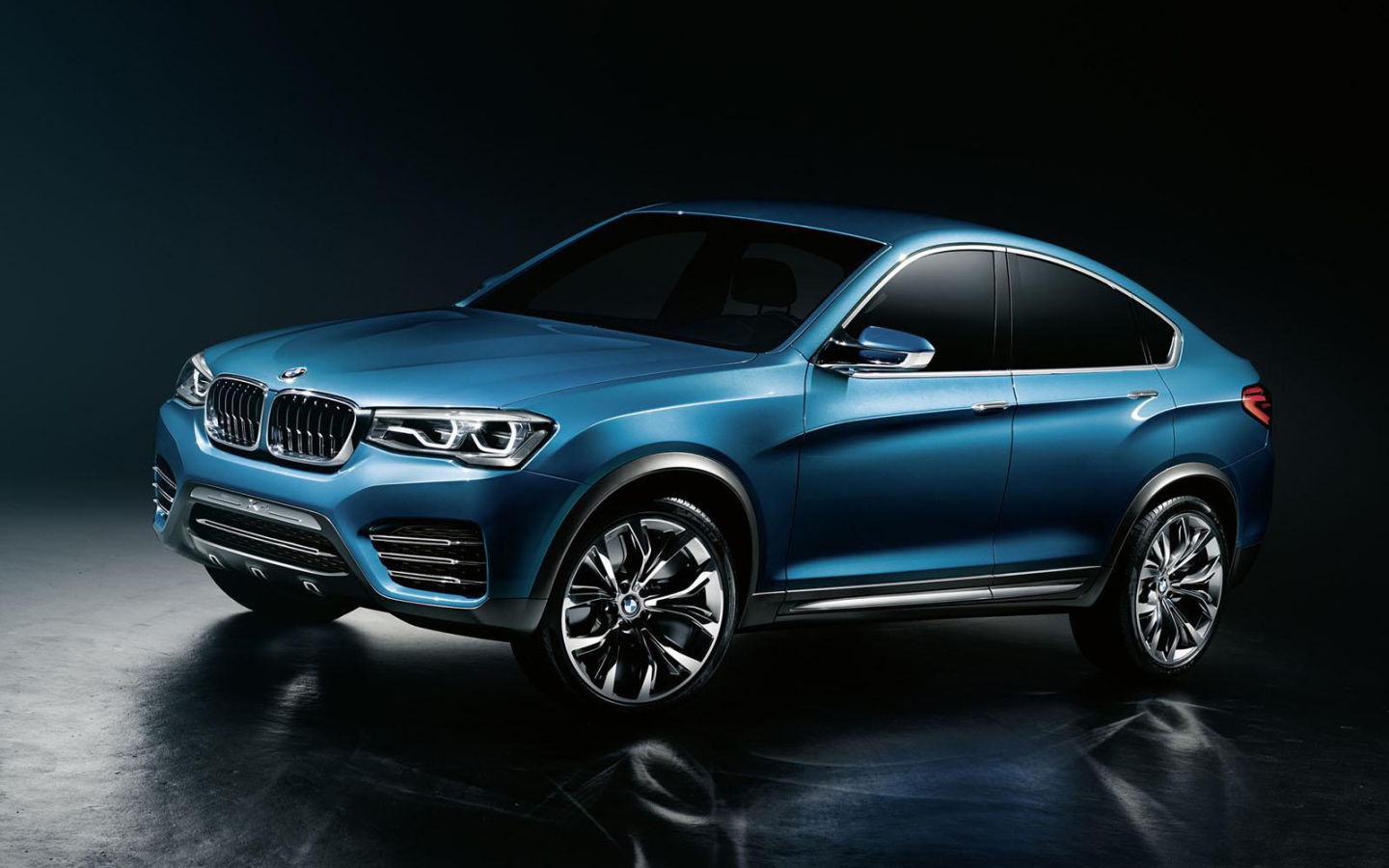 Восхитительный синий BMW X4 кроссовер
