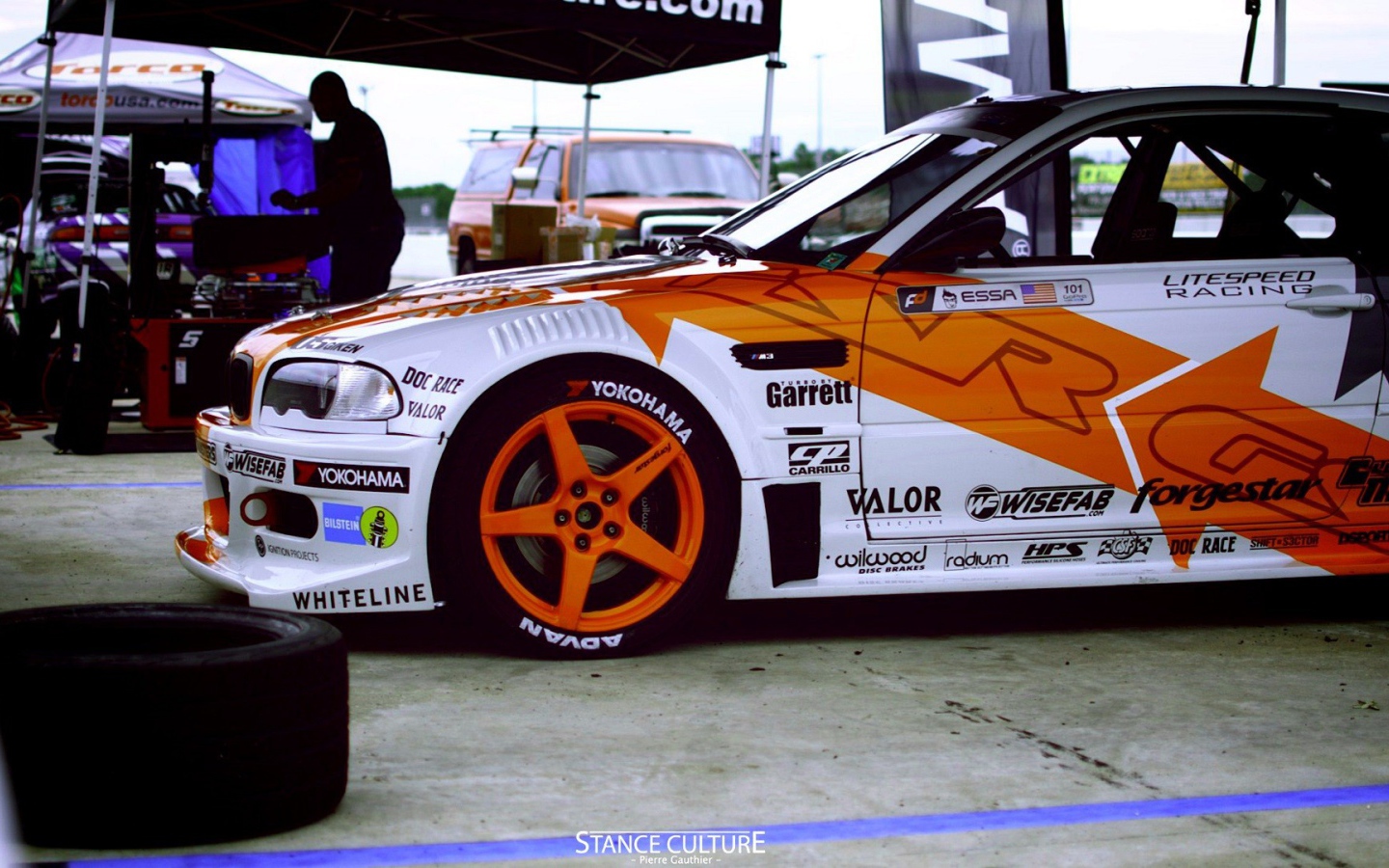 Автомобиль BMW готовится к гонкам