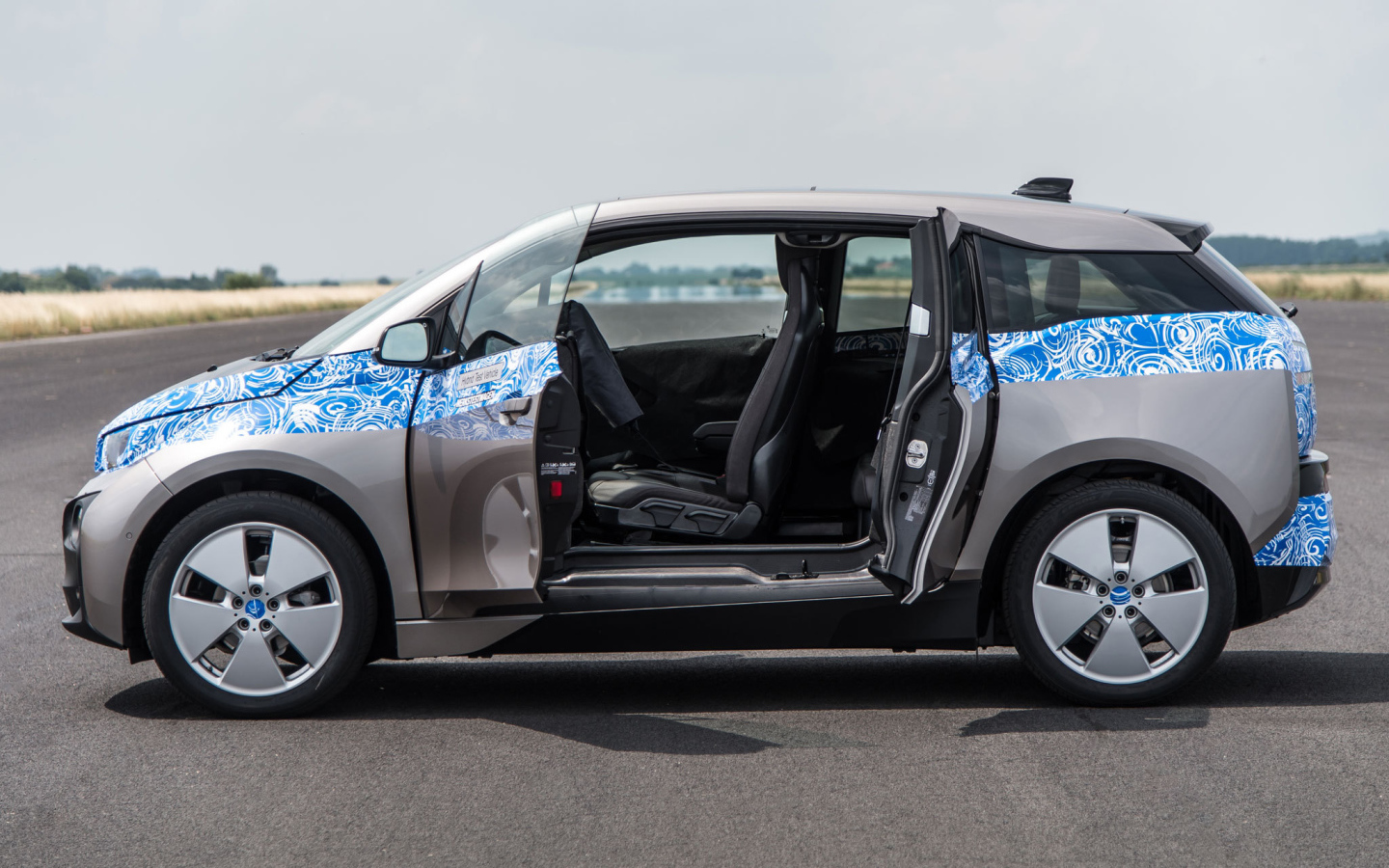 Прототип BMW i3 с открытыми дверями