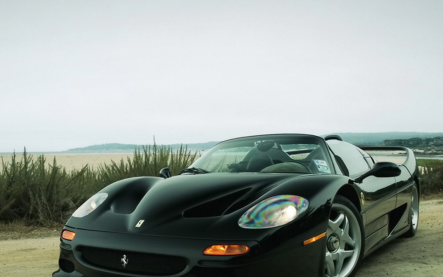 Ферари кабриолет на дороге