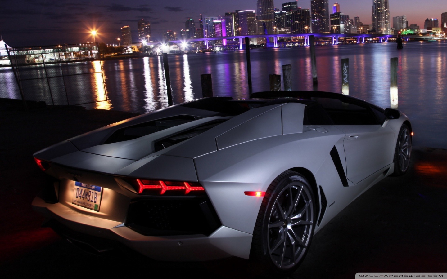 Ламборджини на берегу моря