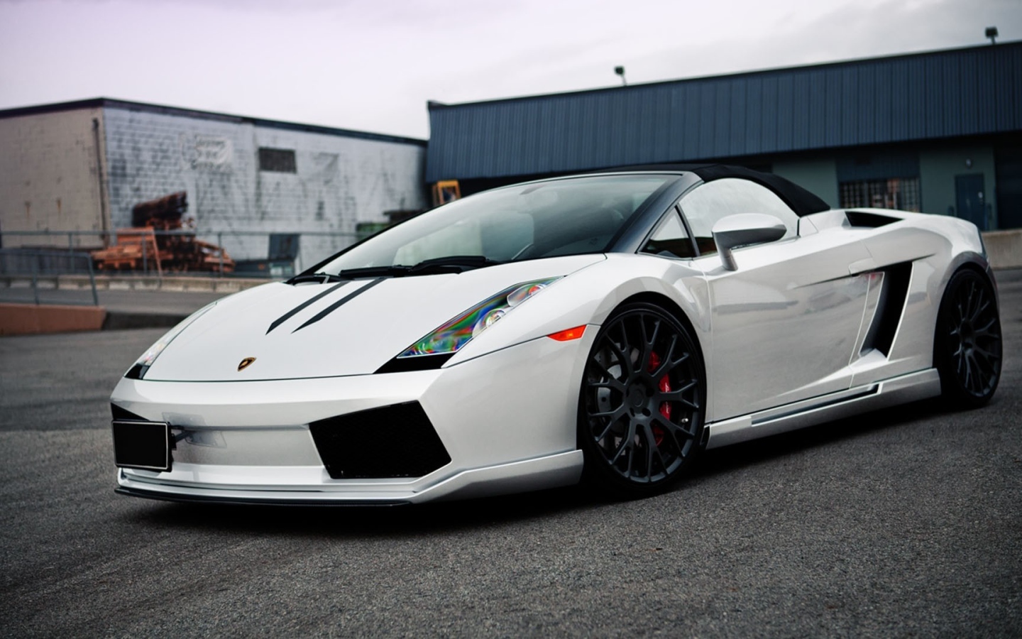Белый автомобиль Ламборджини