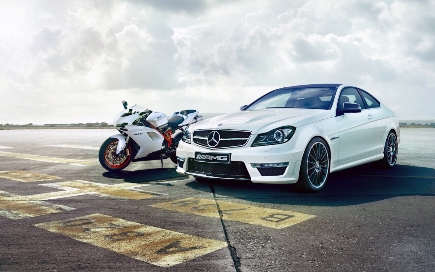 Мотоцикл Ducati 848 и Мерседес C63 AMG