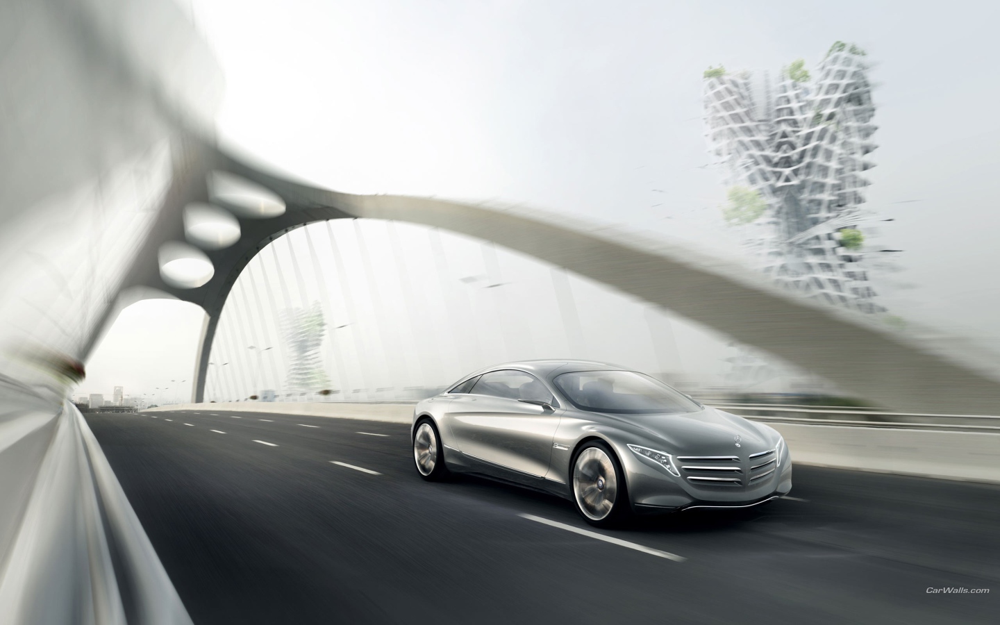 Мерседес едет по мосту