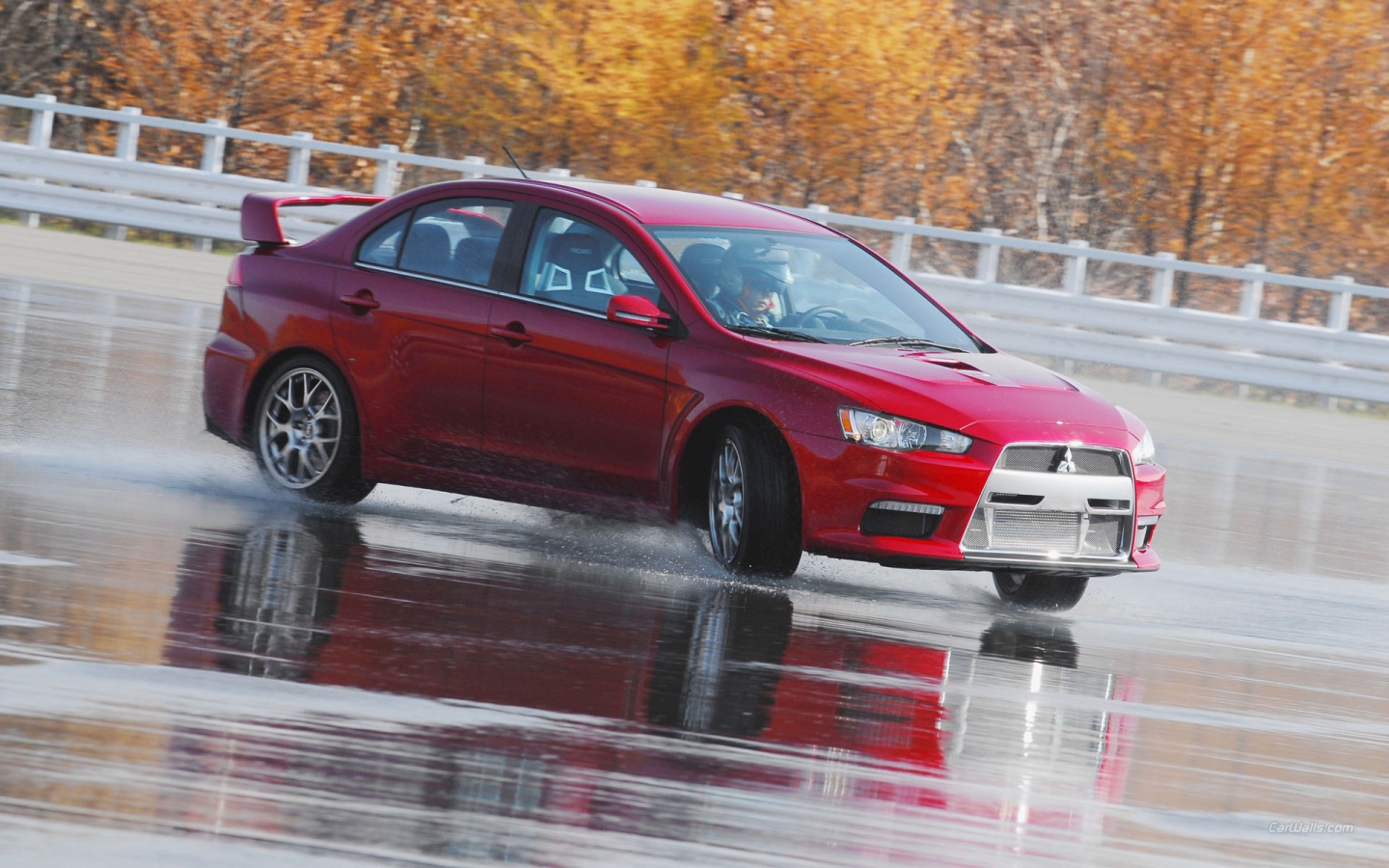 Митсубиси на мокрой дороге