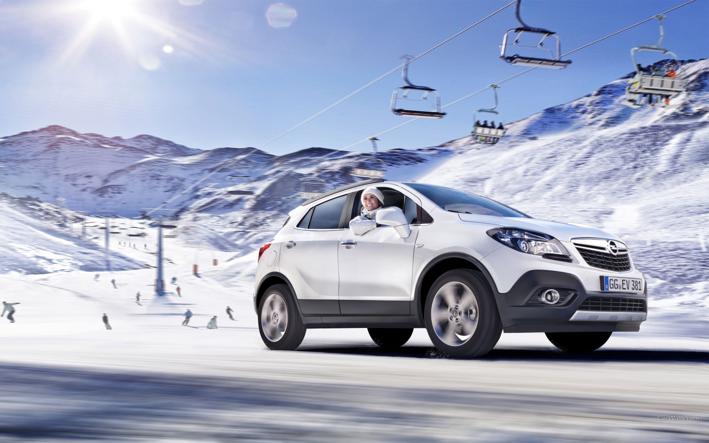 Девушка на белом Опеле