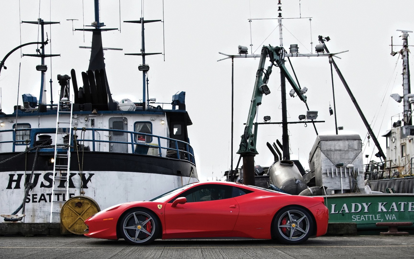 Красный автомобиль на пристани