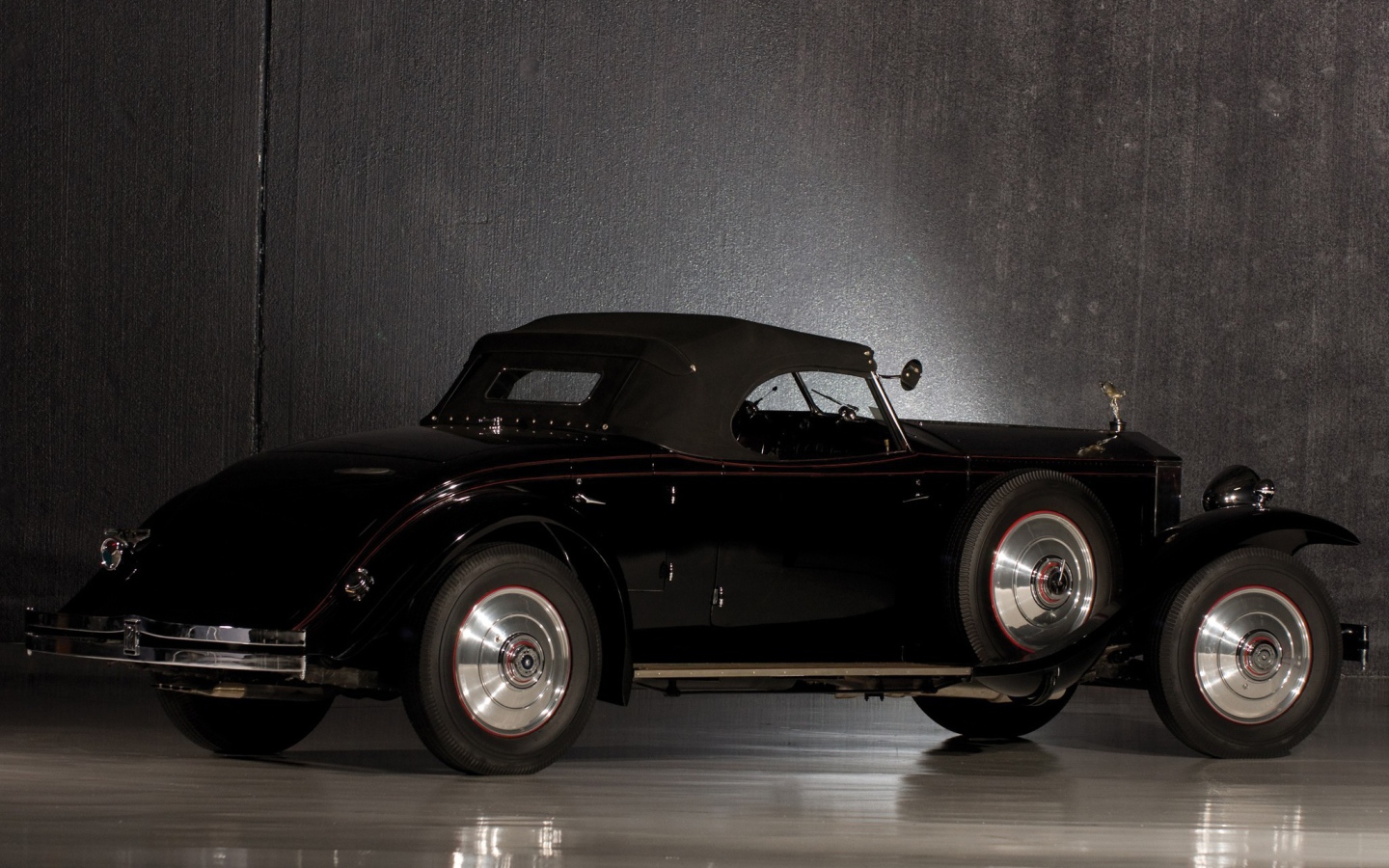 Черный ретро Роллс Ройс