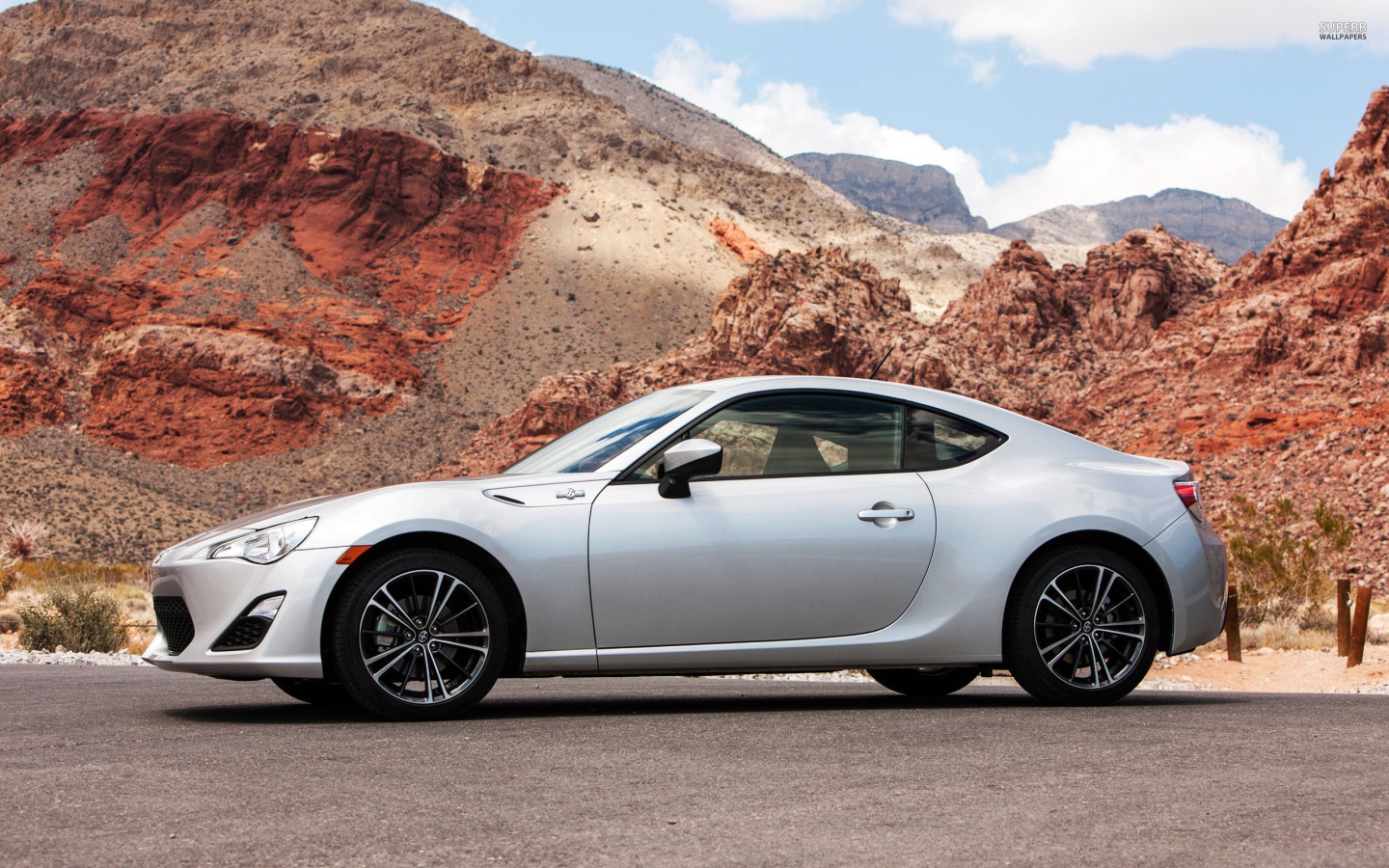 Белая Toyota scion