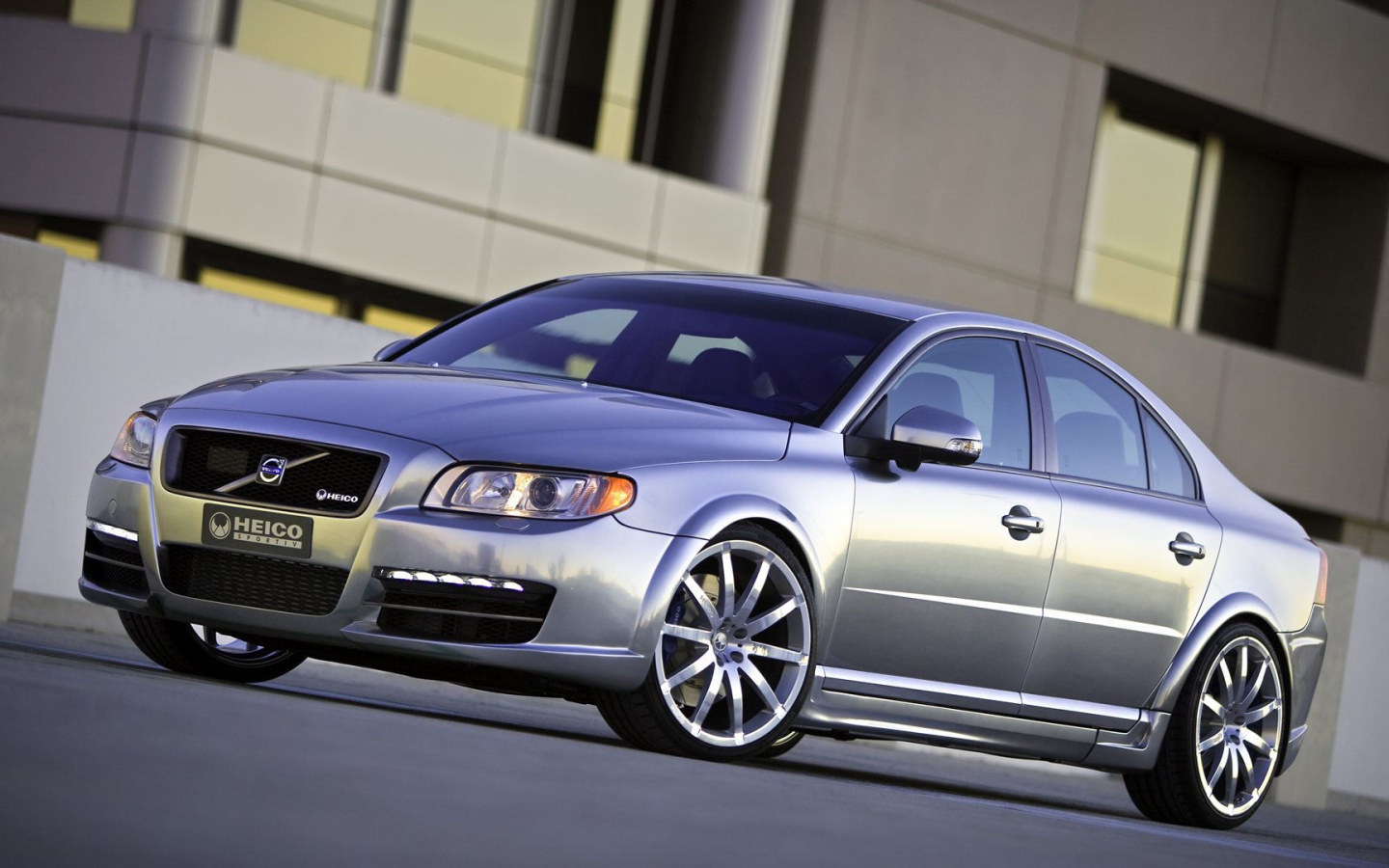 Удивительная Серебряная Volvo S80