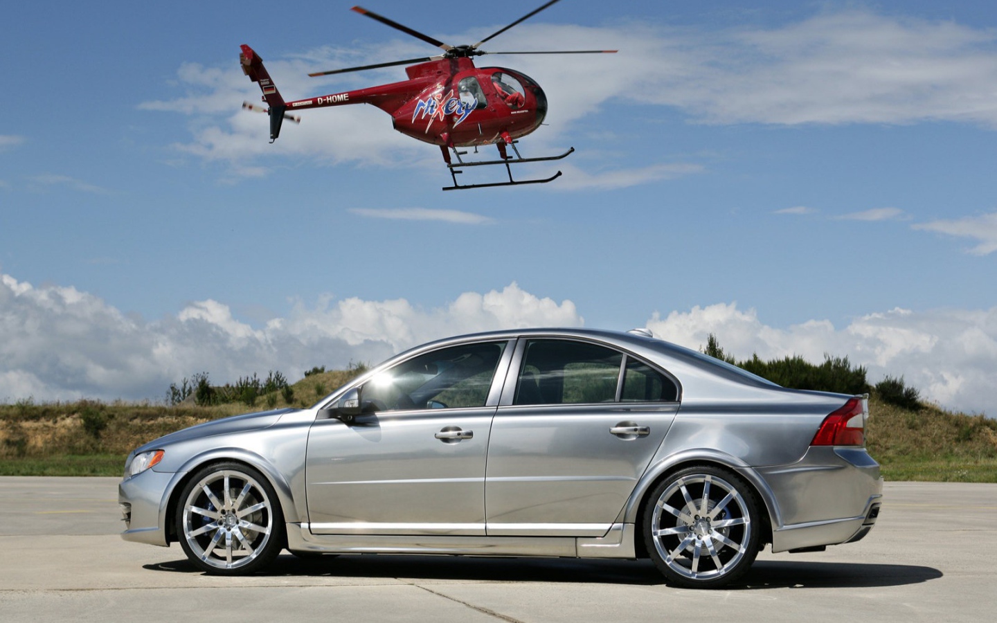 Серебряная Volvo S80 и вертолет