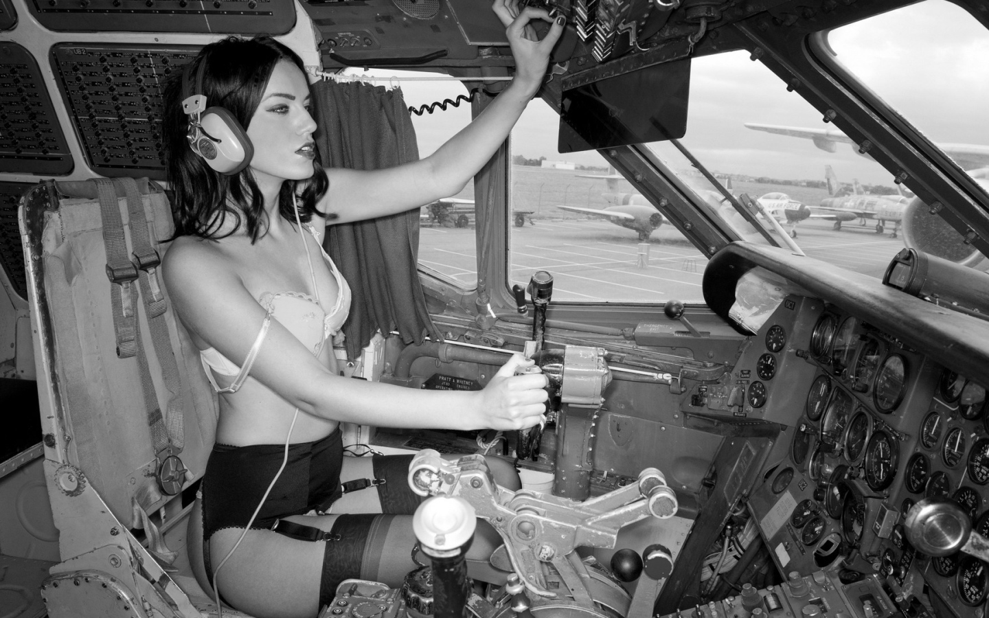 Екатерина Плюшара в кабине самолета