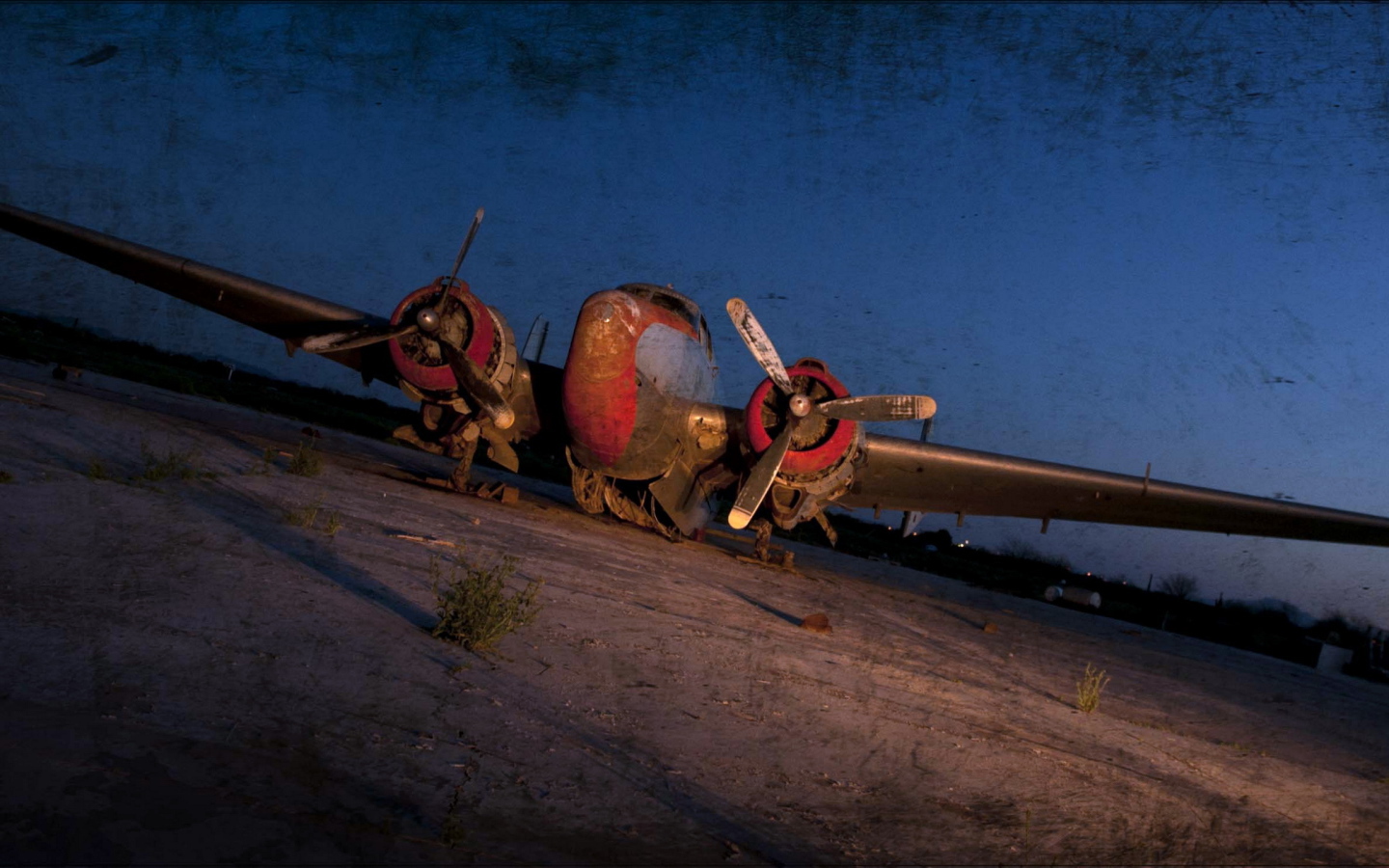 Старый самолет ночью