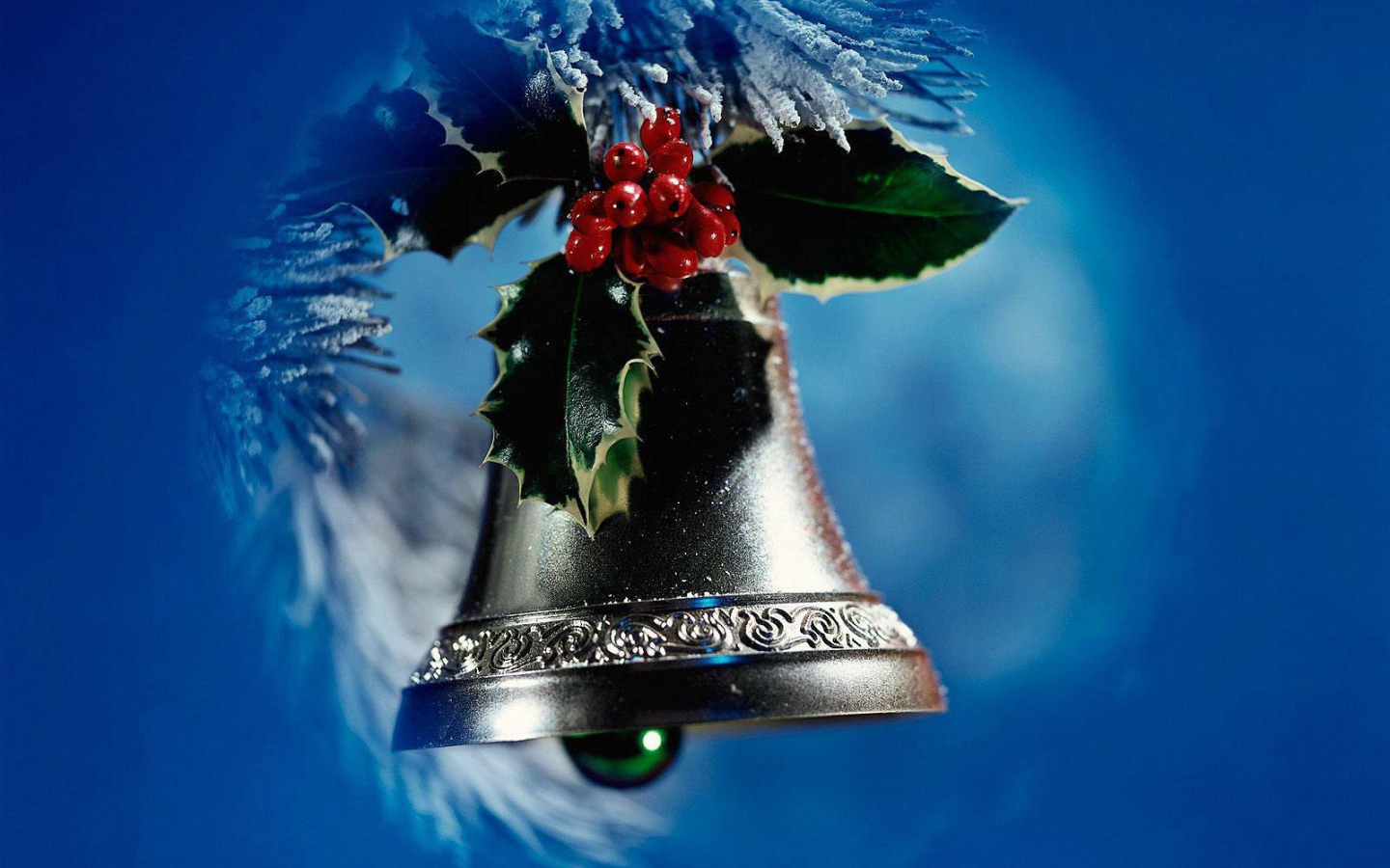 Колокольчик на синем фоне на рождество