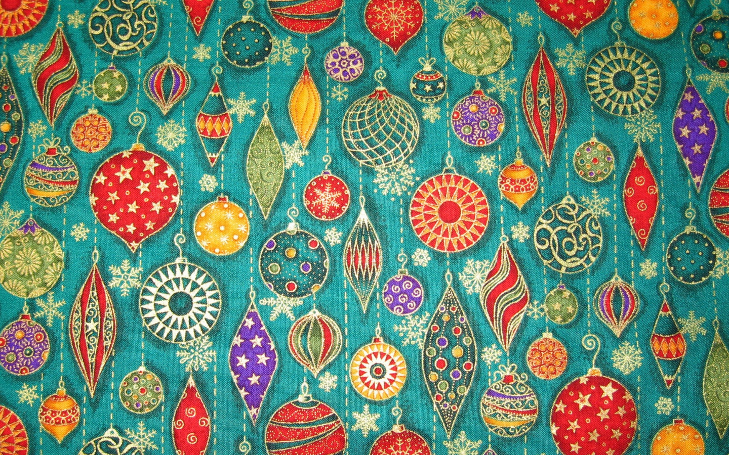 Ткань с рисунком ёлочных игрушек на рождество