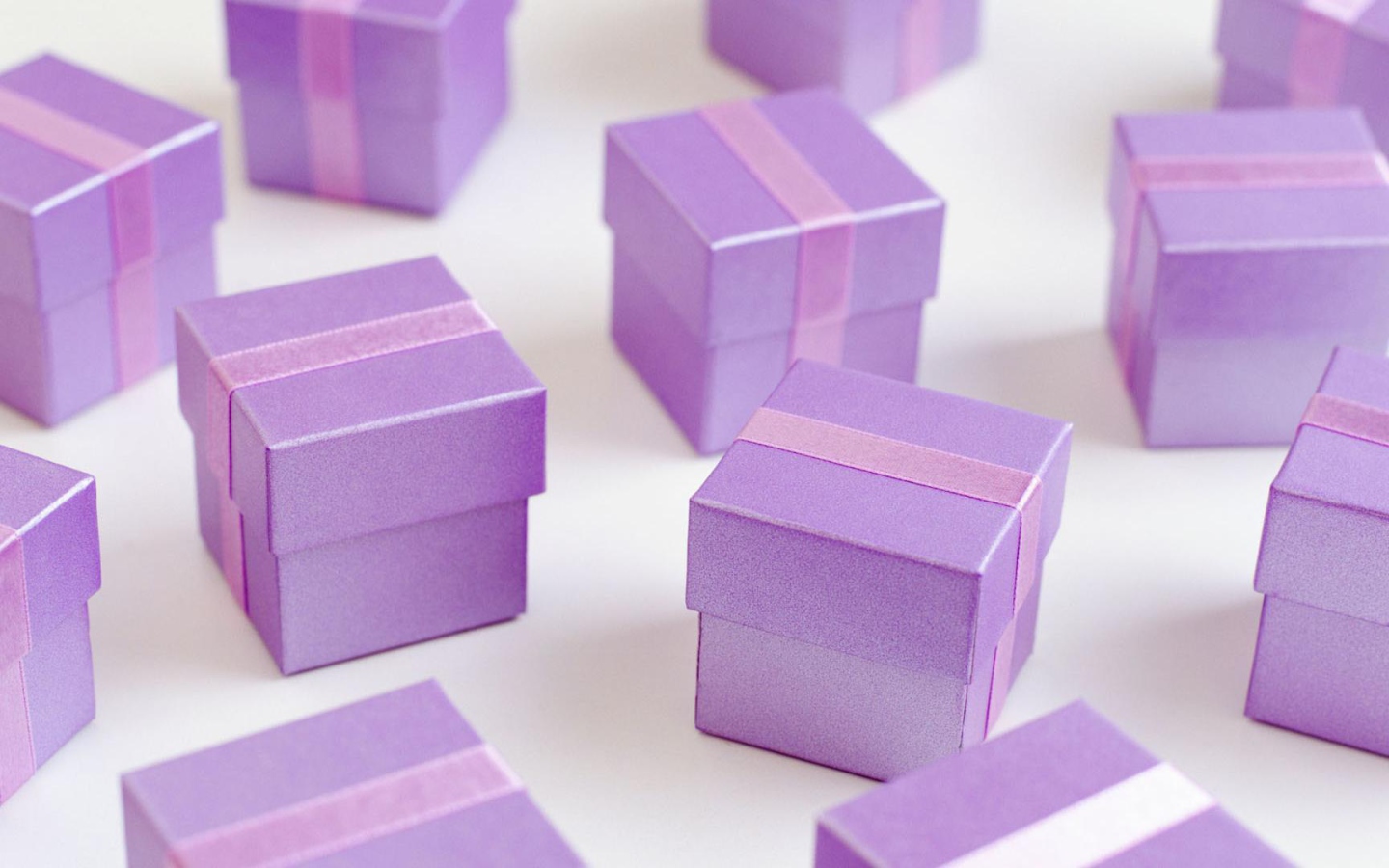 Фиолетовые подарочные коробочки на рождество